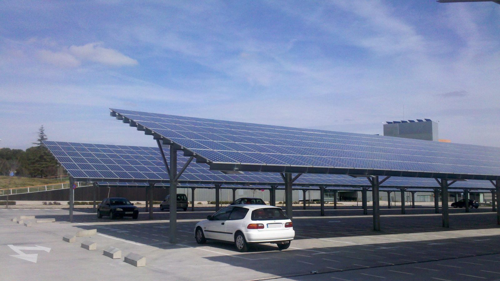 Ombri&egrave;res photovolta&iuml;ques couvrant le parking d'un site d'entreprise